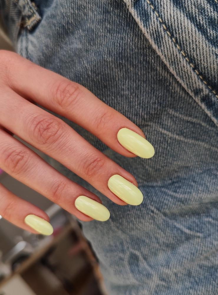 Uñas manicura marillo mantequilla