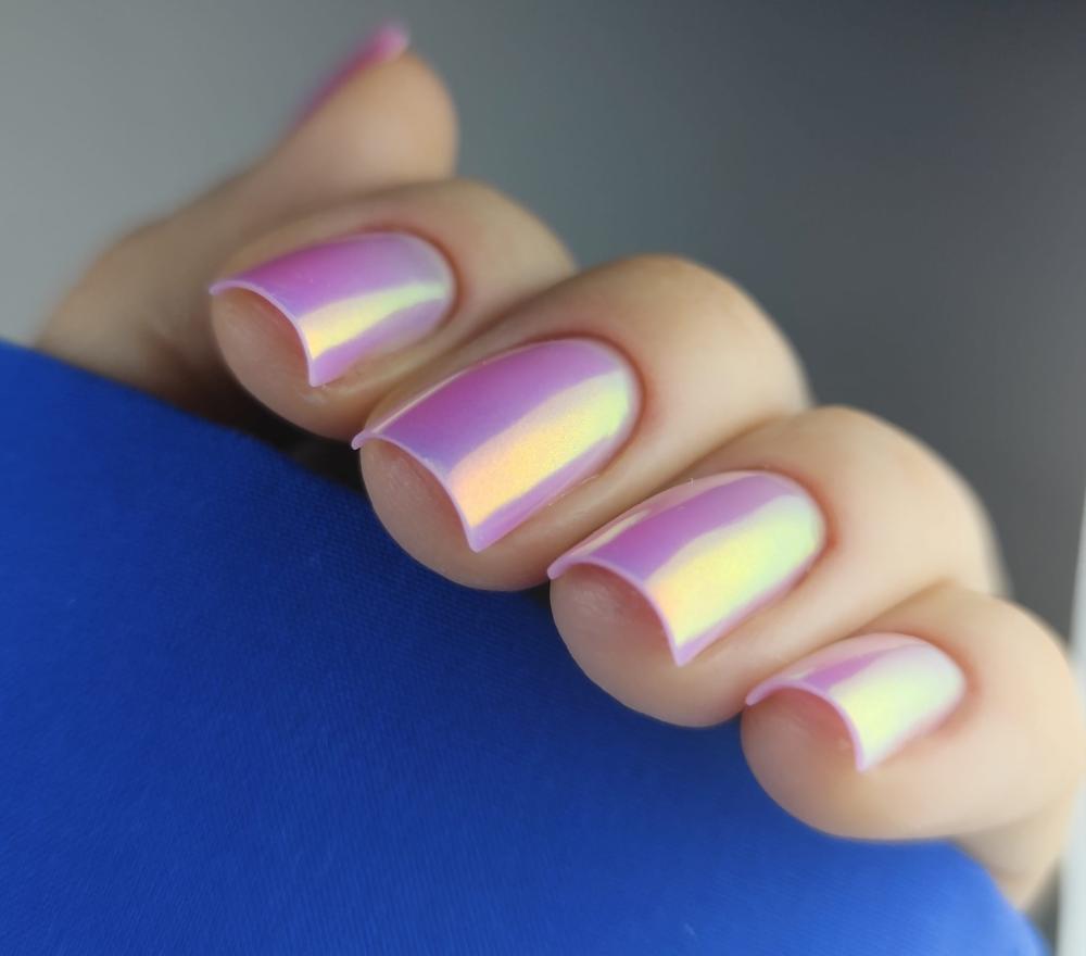 Efecto espejo chrome en uñas con acabado profesional y brillante